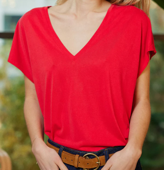 t-shirt-rouge-marcellina-la-petite-étoile-col-v-manches-courtes-fluide-modal-polyester-élastique-modèle-déposé-basique