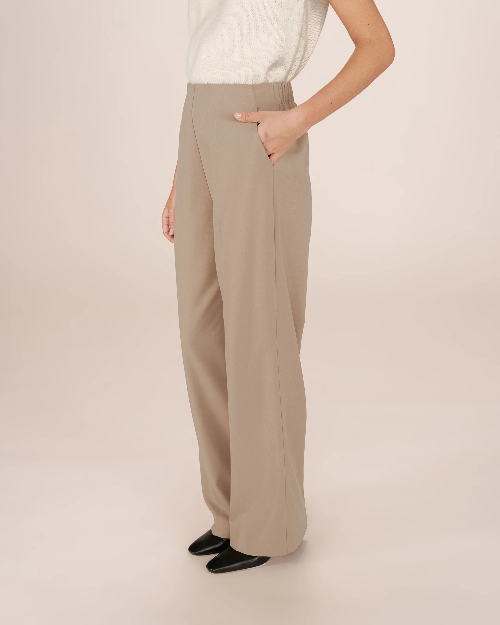 FW2513045-GREIGE_83dd8a40-2902-43b7-9a61-94584720c578 PANTALON GREIGE STEWART Pantalon tailleur fluide grace et mila