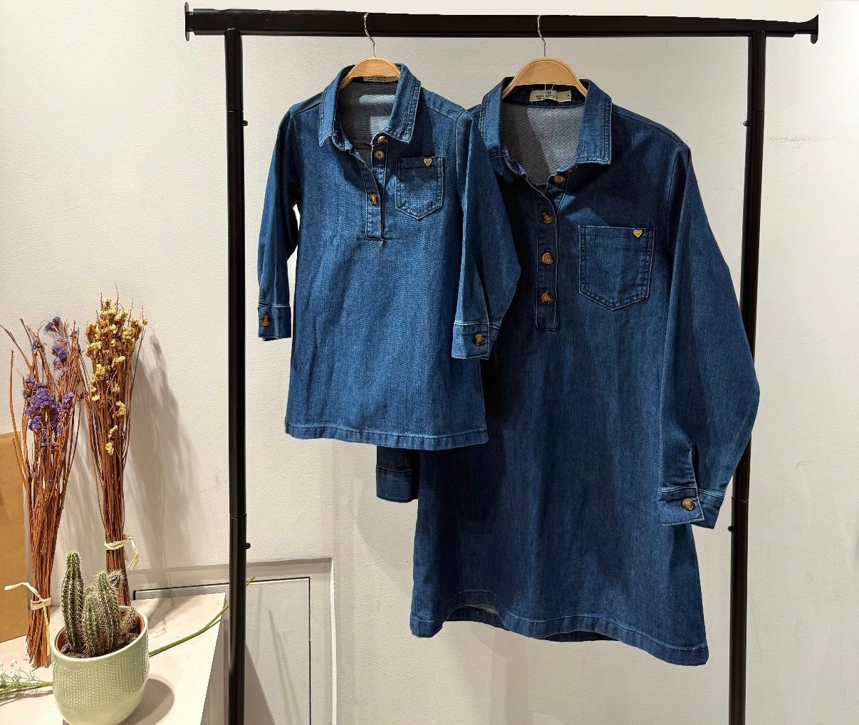 Robe en jeans avec broderie coeur doré PM MERE FILLE