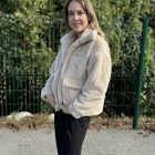 Veste zippée en fausse fourrure avec poches à rabat. DEELUXE
