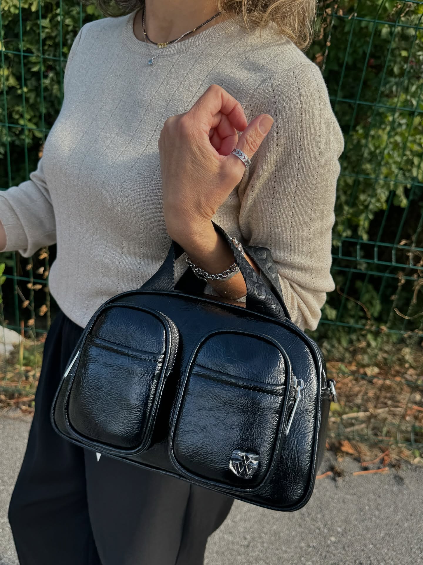REF : MA0143NR - Petit sac bowling en similicuir verni effet vieilli noir VANESSA WU Mini sac Lorraine REF : MA0143NR - Petit sac bowling en similicuir verni effet vieilli noir VANESSA WU Mini sac Lorraine