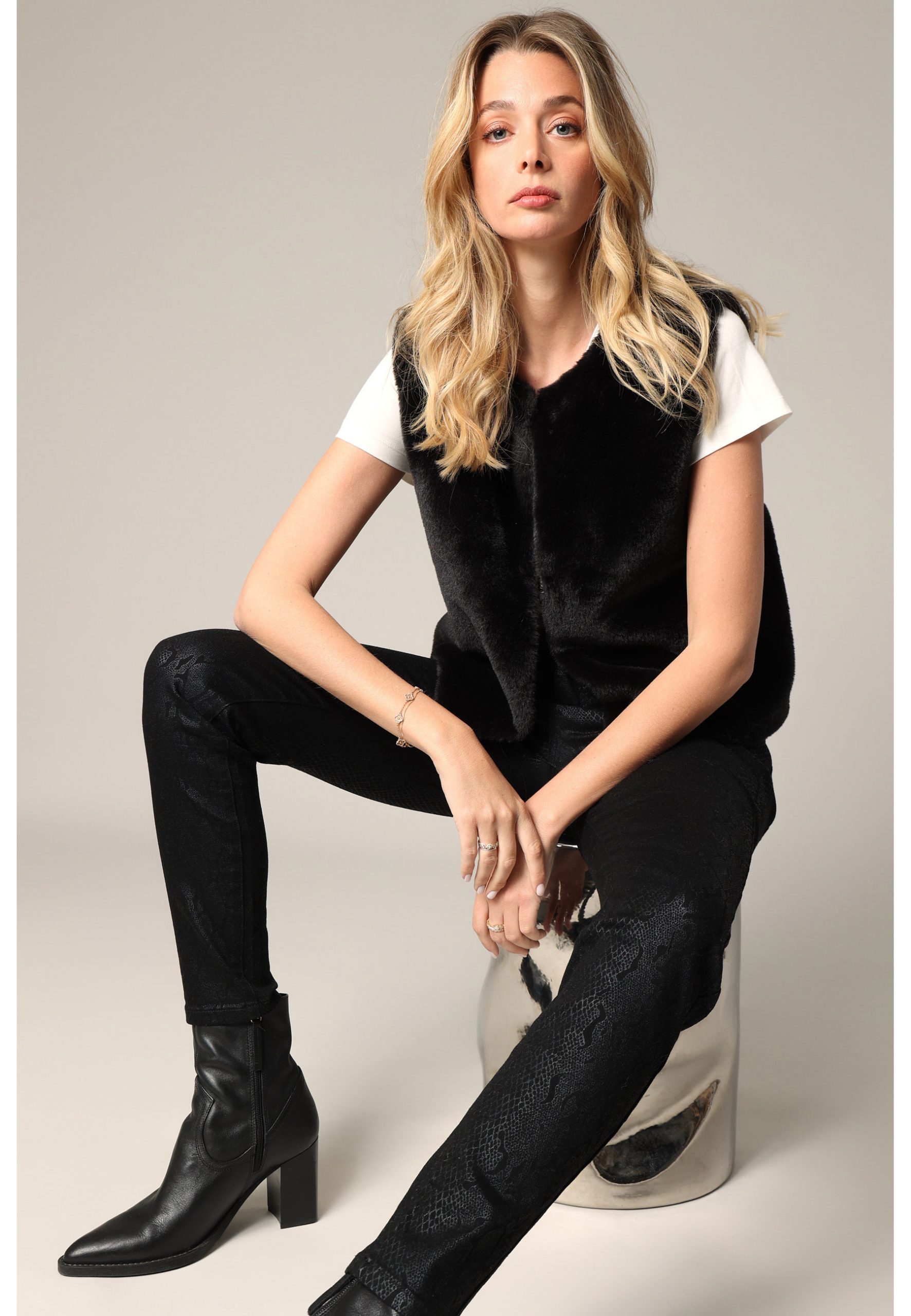 product - 2025-10-05T201409.178 Gilet FUZZY Gilet sans manches ultra doux imitation fourrure deeluxe