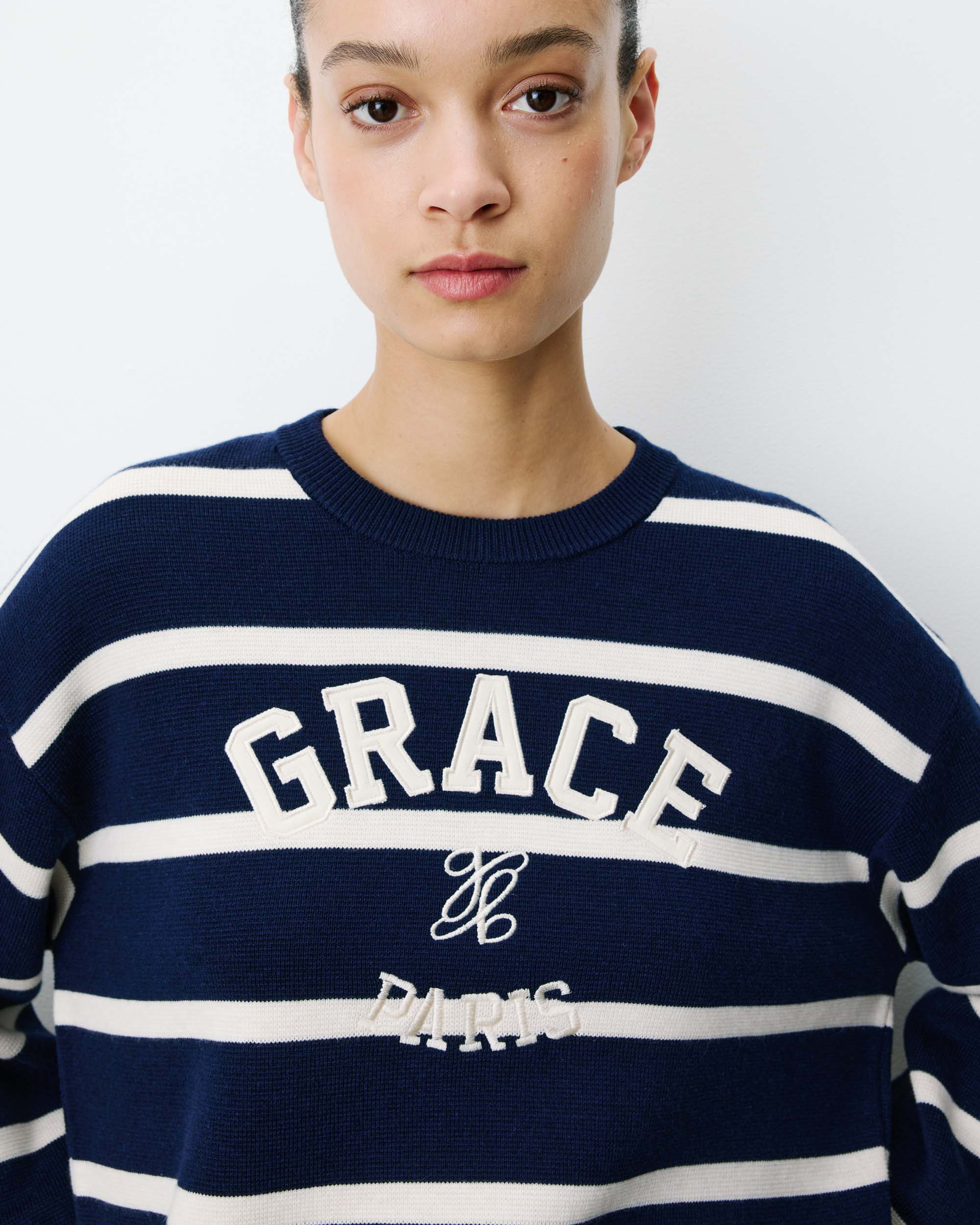 FW2617078-MARINE___P3 Pull à logo universitaire brodé marine Ashford grace et mila