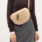 sac banane beige en fausse fourrure beige vanessa wu